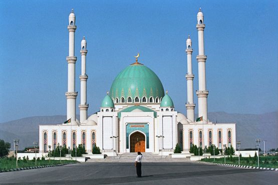 Мечеть Сапармурата Хаджи построена недалеко от героической Геоктепинской крепости