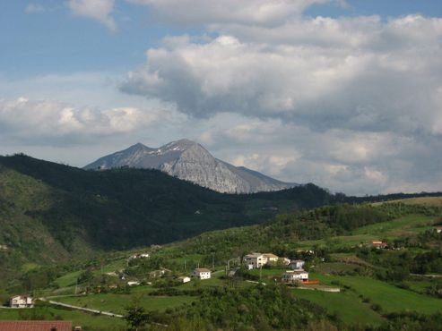 Гора Монте-Альпи возвышается над деревней