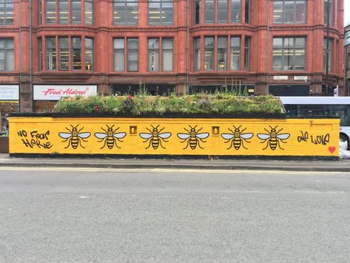 Манчестерская пчела в уличном искусстве