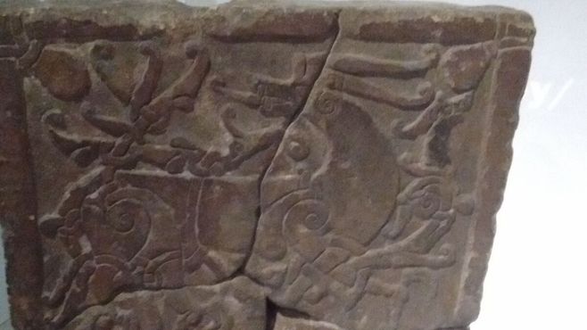 Руническое искусство на надгробии викингов крупным планом