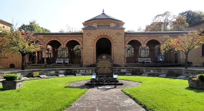 Мемориал жертвам Холокоста у входа на кладбище Вайсензе