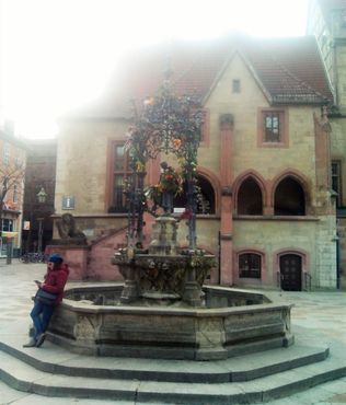 Гусятница Лиза стоит перед старой городской ратушей Гёттингена 