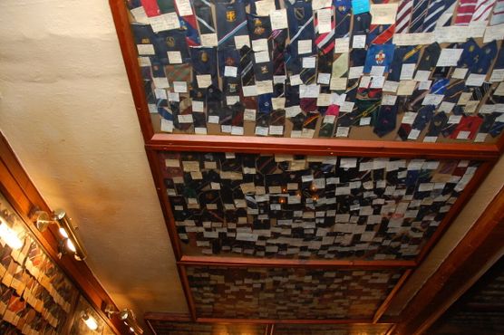 Большая коллекция галстуков также выставлена на низких потолках