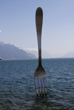 Вилка находится в Женевском озере в городе Веве