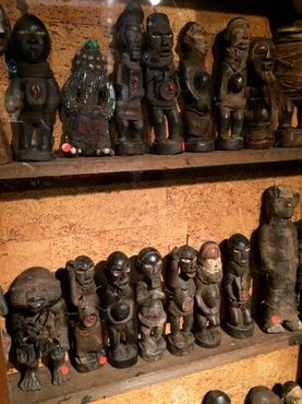 Среди экспонатов встречаются западноафриканские фетиши — деревянные фигурки с забитыми в них гвоздями, широко известные как «куклы вуду»