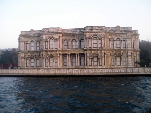 Вид с Босфора на дворец Бейлербейи