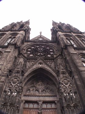 Главный вход в готический собор Вознесения Девы Марии, Клермон-Ферран, Франция