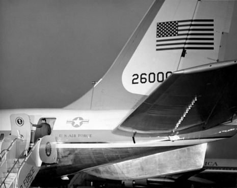 Дж. Кеннеди заходит в самолёт перед последним полётом в Даллас
