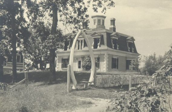 Дом Пеннимана и ворота из китовой челюсти, примерно 1880 год
