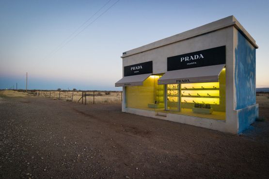 Инсталляция Prada Marfa