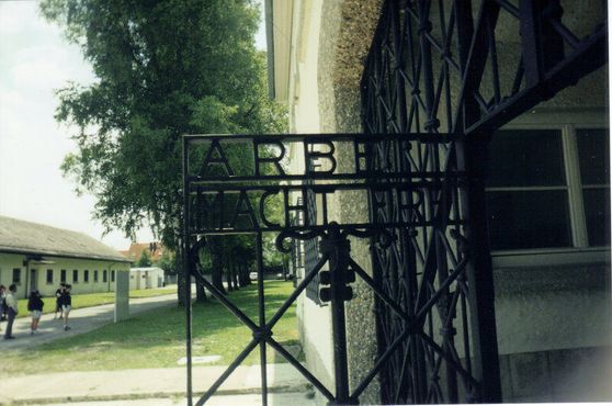 «Arbeit Macht Frei» («Труд делает свободным») надпись из кованого железа в каждом концлагере