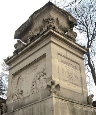Памятник Этьену Гаспару Роберу