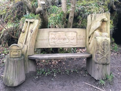 Скамья у пещеры