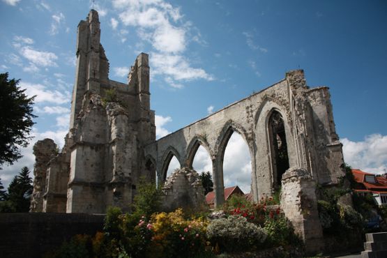Руины церкви служат символическим напоминанием о жертвах войны