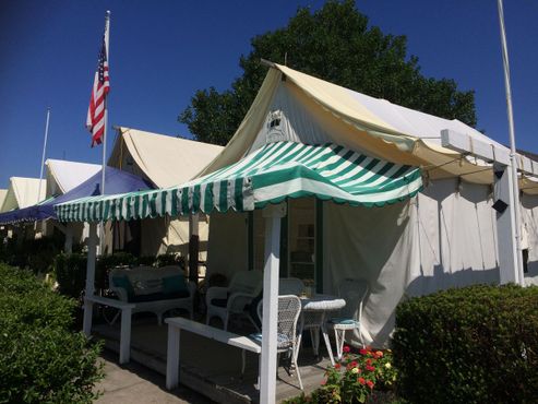 Палатки вокруг Большой аудитории