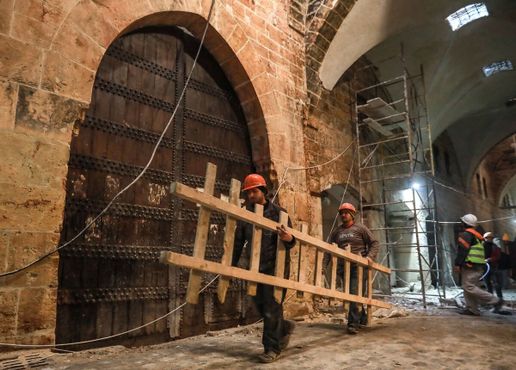Рабочие принимают участие в восстановительных работах на базаре Аль-Сакатия в феврале 2019 года