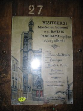 Табличка у северного входа в собор информирует посетителей о том, что они могут подняться на северную башню за небольшую сумму, выплаченную Секстону