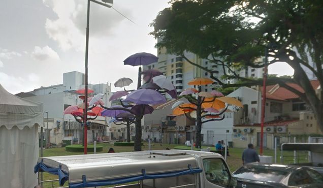 Деревья-зонтики на улице Хинду