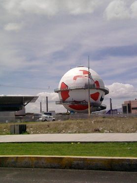Гигантский футбольный мяч с залом славы внутри
