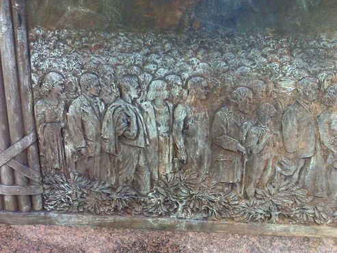 Толпа, деталь сидящей статуи Свободы Лорадо Тафта