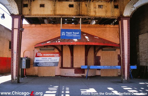 Здание станции «Гарфилд»  в 1995 году, когда её закрыли во время восстановления
зелёной линии. Тогда она была покрашена в красные, бордовые и лососёвые оттенки
– такая цветовая гамма использовалась для оформления многих станций чикагского метро.