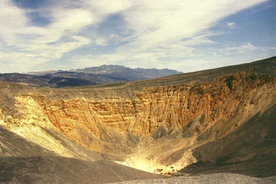 Вид на кратер от входа в каньон Титус