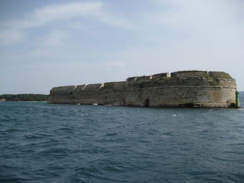 Так крепость выглядит вблизи со стороны моря