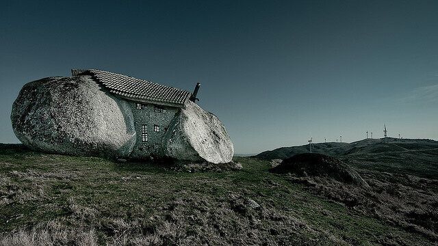 Тьма окружает странный деревенский дом, Flickr / Jsome1