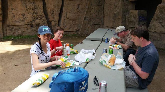 Зона пикника посреди вольера
