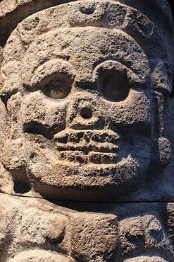 Древняя скульптура майя с изображением бога смерти Апуха