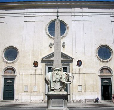 Вид на фасад церкви Санта-Мария-сопра-Минерва