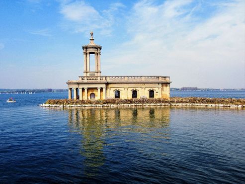 Нормантонская церковь во время прилива