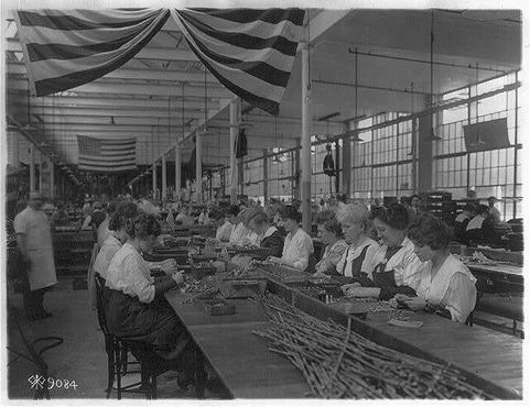 Женщины осматривают детали кольта 45-го калибра на заводе Colt в Хартфорде
