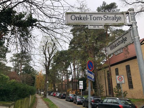Станция Onkel Toms Hütte расположена на улице Onkel Tom Straße в берлинском округе Целендорф