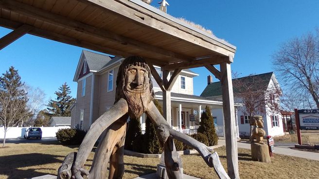 Тролль, вырезанный из дуба