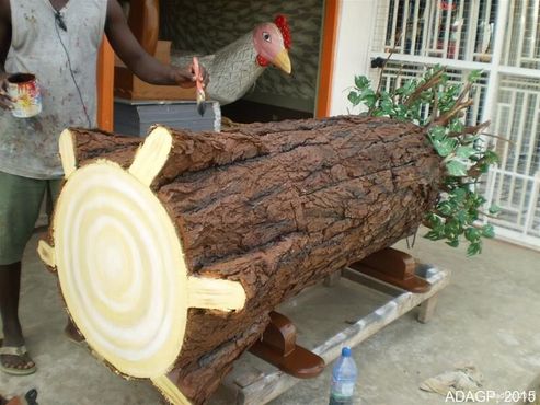 Упавшее дерево - это традиционная форма, используемая в Гане для умерших