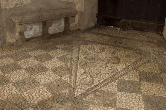 Мозаичный пол, украшенный символами Барберини