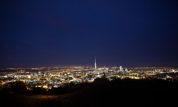 Вид на ночной Окленд с горы Иден