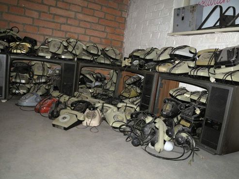 Ядерное укрытие 10-Z, старые телефоны в пустых телевизионных коробах