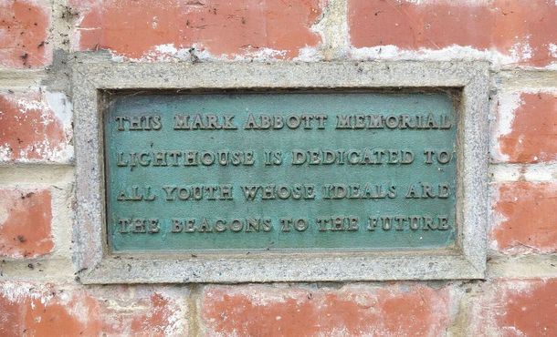 Мемориальная доска на маяке Марка Эбботта