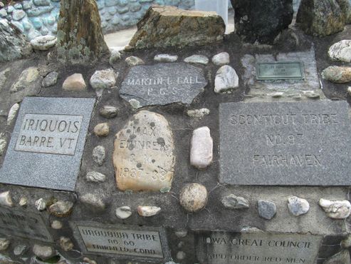 Отражающий бассейн, построенный из 100 камней с надписями, оставленными пятью племенами