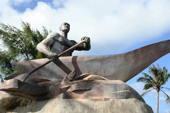 Местная статуя вождя Гадао в половине каноэ Малагуана