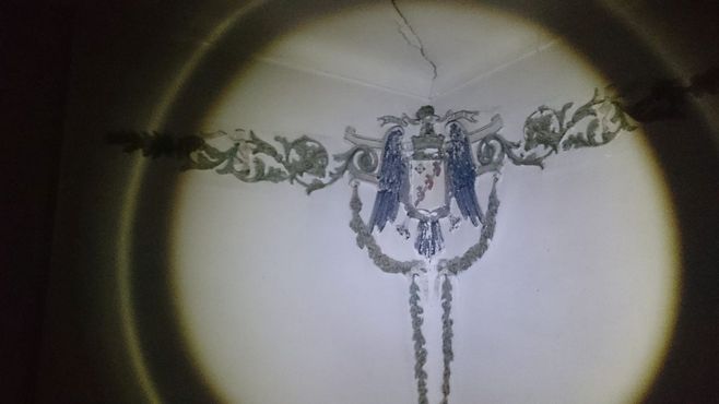 Дворянский герб (три сердца, пронзенные копьём)