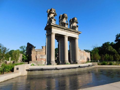 Руины в парке Холлидей