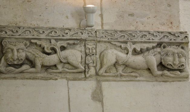 Одно из немногих изображений внутри собора: два льва и какое-то существо между ними 