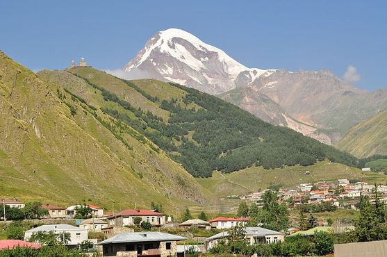 Деревня Гергети на фоне Троицкой церкви и горы Казбек