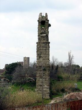Аркады Аква-Клаудия и башня Фискале на заднем плане