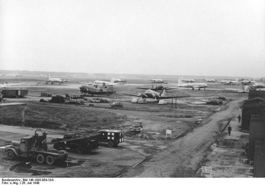 Погрузка самолётов на авиабазе Рейн-Майн, 26 июля 1949 года