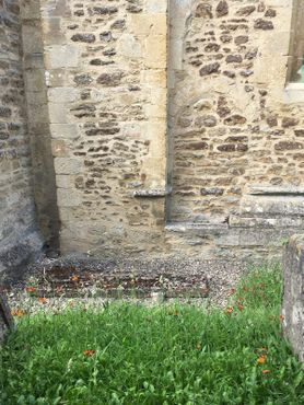 Надгробие на могиле Анноры перед заложенным окном, через которое она когда-то смотрела