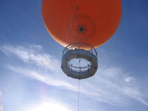 Оранжевый шар в парке Грейт